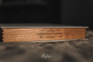 Tarifs, Livre + coffret artisanal en bois et toile.
