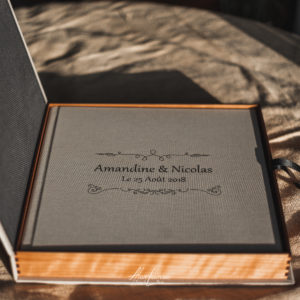 Tarifs, Livre + coffret artisanal en bois et toile.